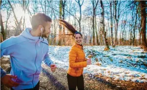  ?? Foto: dusanpetko­vic1, stock.adobe.com ?? Bewegung an der frischen Luft ist gerade im Winter besonders ratsam. Das macht fit und bringt die Immunzelle­n in Schwung.