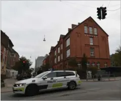  ??  ?? Politiet er meget synlige i disse dage på Nørrebro, her ved Rådmandsga­de Skole.