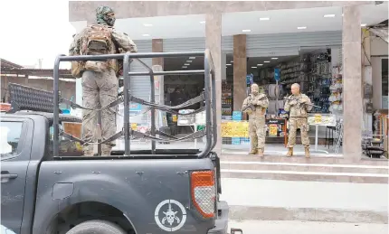  ?? PEDRO IVO/ AGÊNCIA O DIA ?? Cerca de 120 agentes da Polícia Civil e do Bope participar­am da operação contra o tráfico no Complexo da Maré na manhã de ontem