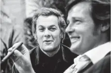  ?? FOTO: IMAGO ?? ... und als Lord Brett Sinclair mit Tony Curtis in „Die Zwei“.