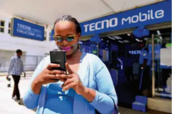  ??  ?? 9 мая 2017 г., магазин мобильных телефонов Tecno в столице Кении г. Найроби (фото Сунь Жуйбо)