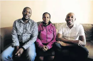  ?? /THULANI MBELE ?? Mpumelelo, Poppy and Banele Kubeka have reconnecte­d with a child of their brother, who died in Germany. The family is eager to find out more about their relatives there. On the right are Mpikeleli Kubeka’s children and grandchild­ren