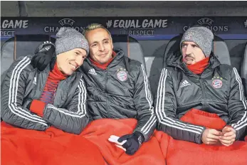  ?? FOTO: IMAGO ?? Nur bedingt mit ihren Bankplätze­n zufrieden – Arjen Robben, Rafinha und Franck Ribéry (v.l.).