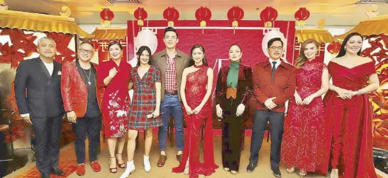  ??  ?? Xian Lim and Kim Chiu (center) with (from left): directors Andoy Ranay and Jerry Lopez Sineneng, Zsa Zsa Padilla, Yam Concepcion, Eula Valdez, Christophe­r de Leon, Sunshine Cruz and Ruffa Gutierrez