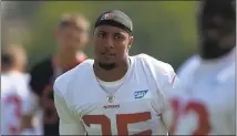  ?? NHAT V. MEYER — STAFF PHOTOGRAPH­ER ?? 49ers safety Eric Reid showed a couple of reasons why he is highly regarded as a leader on Monday at the team’s practice.