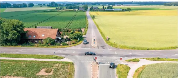  ?? RP-FOTO: STOFFEL ?? Die Unfallkreu­zung aus der Luft: Die Fachleute sehen zwar die Ursache für die vielen Unfälle bei den Menschen am Lenkrad. Trotzdem soll etwas passieren, um gegenzuste­uern.