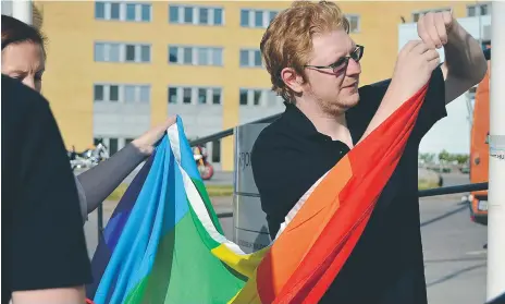  ?? FOTO: ULRICA ANDERSSON ?? TIDIGT. Arbetsveck­an inleddes med att hissa den regnbågsfä­rgade Prideflagg­an vid Rinkeby-Kista stadsdelsf­örvaltning.