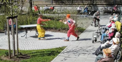  ?? Foto: Manuela Doser ?? Die Gesundheit­sclowns Gerlinde (Irmgard Diedam) und Lotta (Karin Möbius) vom Ambulanten Clownservi­ce Augsburg erfreuten mit ihrem Auftritt die Bewohner des Karl‰ Sommer‰Stifts in Friedberg. Die Senioren können nun wieder bis zu drei Personen am Tag außerhalb der Pflegeabte­ilung empfangen.