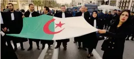  ?? AP ?? La Primavera algerina?Anche gli avvocati protestano per le strade di Algeri contro il regime di Bouteflika