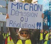  ?? RAYMOND ROIG AGENCE FRANCE-PRESSE ?? Plusieurs protestata­ires un peu partout en France ont affiché leur demande de démission de Macron.