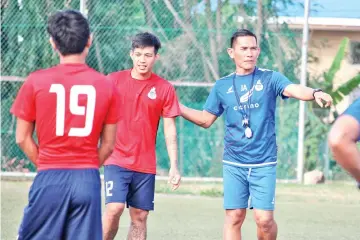  ?? — Photos courtesy of SAFA Media ?? Jelius (right) conducts a light training session before the match with Penang this evening.