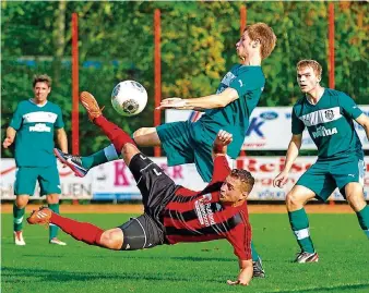  ?? FOTO: ROLF RUPPENTHAL ?? Mit Radlerhose geht bei Sammer Mozain (unten) einiges – ohne geht nichts. Warum das so ist, kann der Fußballer selbst nicht so genau erklären: „Es war schon immer so“.