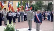  ?? e ?? À La Garde, le maire Jean-Claude Charlois et le lieutenant Neveu du R.A ont déposé des gerbes devant le monument aux morts.