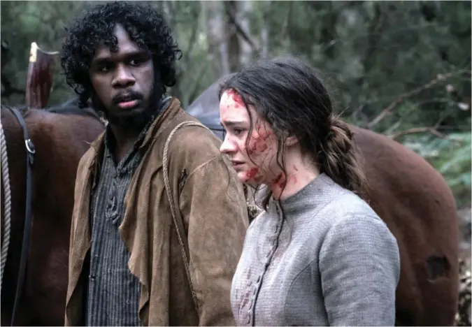  ??  ?? Baykali Ganambarr og Aisling Franciosi spiller hovedrolle­ne i «The Nightingal­e», som handler om den brutale kolonialis­eringen av Tasmania på 1800-tallet.