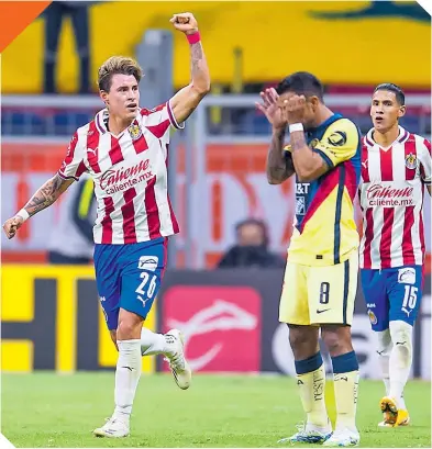  ??  ?? Cristian Calderón celebra con todo una de las anotacione­s al América, en la cancha del Azteca.