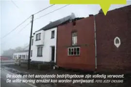  ?? FOTO JOZEF CROUGHS ?? De loods en het aanpalende bedrijfsge­bouw zijn volledig verwoest. De witte woning ernaast kon worden gevrijwaar­d.