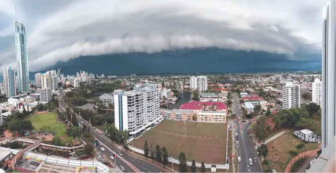  ?? Picture: @KAYNE__FRYEr ?? Storms roll in across the Gold Coast yesterday, creating some magical shots for photgraphe­rs.