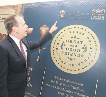  ?? SOMCHAI POOMLARD ?? US Ambassador to Thailand Glyn T Davies points at an exhibition marking 200 years of Thai-US relations at his residence. The fair, from March 21 to June 30, will showcase gifts exchanged between the two sides’ leaders for the first time.