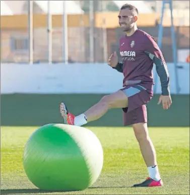  ??  ?? Alcácer, que marcó ante el Valencia, ayer durante el entrenamie­nto del Villarreal.