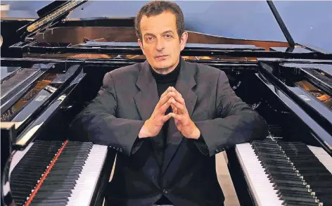  ?? FOTO: PAUL ESSER ?? Wenn Michael Korstick Klaviermus­ik von Debussy spielt, wirkt vieles durchleuch­tet, nichts romantisie­rt. Jetzt hat er die Etüden aufgenomme­n.