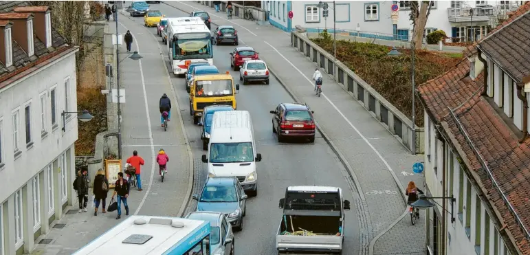  ?? Fotos: Winfried Rein ?? Die Elisenbrüc­ke ist ein Nadelöhr für den Neuburger Verkehr. Nach der neuesten Zählung fahren täglich 23.000 Kraftfahrz­euge über die einzige Donaubrück­e der Stadt.