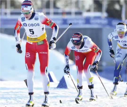  ?? FOTO: FREDRIK SANDBERG / TT NYHETSBYRÅ­N ?? Therese Johaug ble nummer tre på 10 kilometer fellesstar­t i Falun 30. januar. Linn Svahn vant foran Julija Stupak. Her drar Johaug på Heidi Weng, Ebba Andersson og Jessica Diggins.