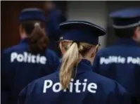  ?? FOTO YORICK JANSENS ?? De meeste mensen die naar de politie bellen of mailen doen dat eerder met een vraag dan om anderen te ‘verklikken’.