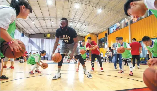  ?? PROVIDED TO CHINA DAILY ?? NBA player James Harden holds a coaching session with children from a local welfare institutio­n in Hangzhou city of Zhejiang province on August 11.