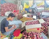  ?? HT PHOTO ?? Workers packing apples in boxes in Shimla on Friday.