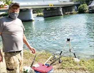  ??  ?? Martial Ripolle a retrouvé son spot de pêche fétiche en embouchure du fleuve de la Siagne, à Mandelieu-La Napoule.