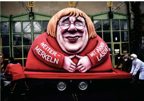  ?? RP-FOTOS (3): ANDREAS BRETZ ?? Angela Merkel und Armin Laschet verschmolz­en auf einem Wagen zu einer Figur.