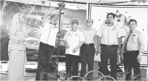  ??  ?? MERIAH: Rentap memotong reben sebagai simbolik perasmian Pameran Pendidikan sempena sambutan Hari Guru Peringkat Negeri Sarawak Ke-47 di Betong kelmarin.