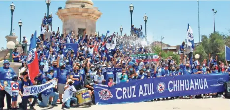  ??  ?? MÁS de 400 fanáticos celestes se reunieron para vitorear el triunfo de su equipo