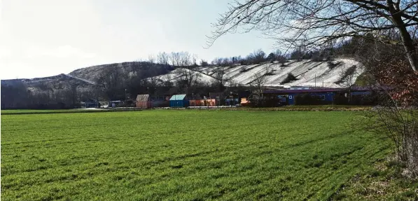  ?? Foto: Silvio Wyszengrad ?? Der Müllberg bei Gersthofen wird erweitert. Ein größeres Stück auf der grünen Wiese kommt hinzu.