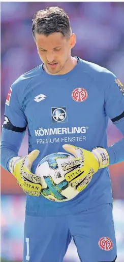  ?? FOTO: IMAGO ?? Den Ball fest im Griff: Torwart René Adler (FSV Mainz 05) mit den Handschuhe­n aus dem eigenen Unternehme­n „T1tan“.