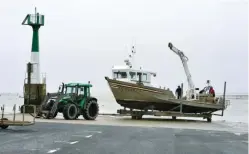  ??  ?? À Charron, le ballet des chalands tirés par des tracteurs… C’est deux heures après la marée !