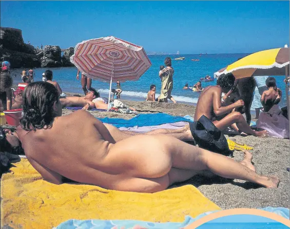  ?? GETTY IMAGES ?? Playa de la Costa Brava. Decenas de miles de turistas se bañan un domingo de verano en las diferentes playas de tradición nudista de Catalunya