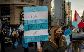  ?? AFP ?? Los manifestan­tes protestaro­n en las calles porque el gobierno de Javier Milei cortó la asistencia a los comedores comunitari­os.