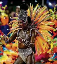  ?? Ricardo Moraes - 13.fev.24/reuters ?? Passista da Unidos do Viradouro, durante desfile, no Carnaval do Rio de Janeiro
