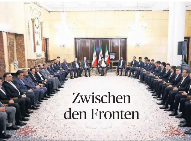  ?? FOTO: IMAGO ?? Audienz: Die iranische Nationalma­nnschaft am 14. November zu Gast bei Präsident Ebrahim Raisi.