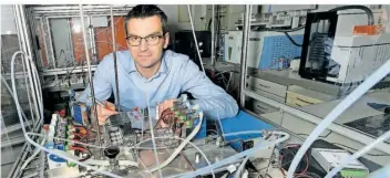  ?? ?? „In drei Jahren könnten wir erste Prototypen haben“: Christian Bur, Spezialist für Gassensors­ysteme, im Sensortech­nik-Labor.