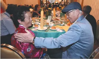  ??  ?? Ri Sun Seon, âgée de 62 ans, de la Corée du Nord, échange avec son oncle du Sud, Lee Yongseong, agé de 95 ans, lundi, à Diamond Mountain, en Corée du Nord.