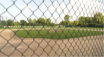  ?? TYLER LARIVIERE/SUN-TIMES ?? A portion of Hegewisch’s Babe Ruth Field, 12600 S. Carondolet Ave., has concentrat­ions of manganese that exceed federal limits, according to the Environmen­tal Protection Agency.