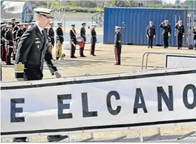  ?? FITO CARRETO ?? El Rey subiendo al ‘Juan Sebastián de Elcano’ en La Carraca, en 2018..