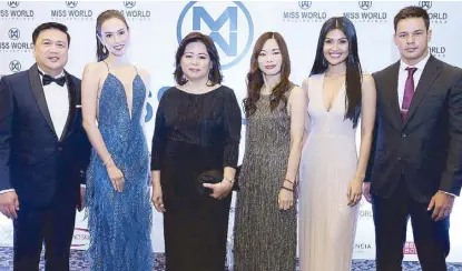  ??  ?? (From left) Miss World Philippine­s national director Arnold Vegafria, Miss World Philippine­s 2017 Laura Lehmann, Blue Water Day Spa president and CEO Mary Simisim and operations manager Nancy Go are joined by Reina Hispanoame­ricana 2017 Teresita Ssen Marquez and Philippine Volcanoes member Harry Morris.