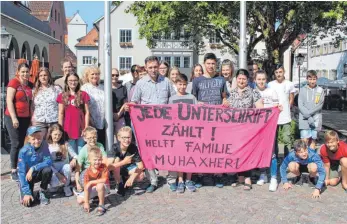  ?? FOTO: GISELA SGIER ?? Familie Muhaxheri (hinter dem Banner) soll in den Kosovo abgeschobe­n werden. Gegen dieses Schicksal haben sich am Samstag etwa 90 Personen in der Leutkirche­r Innenstadt gewehrt.
