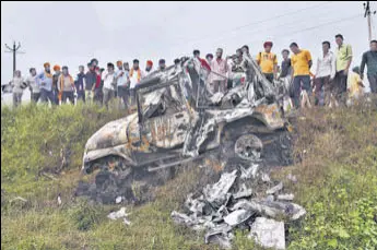  ?? DEEPAK GUPTA/HT PHOTO ?? One of the vehicles that allegedly ran over the farmers and killed them, was set ablaze by an angry mob in Tikunia, Lakhimpur Kheri, on Monday.