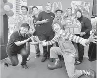  ?? — Gambar Bernama ?? KENANGAN: Maskot McDonald’s Ronald McDonald’s bersama bekas-bekas pekerja McDonald’s Ampang Park memeriahka­n majlis meraikan kenangan manis selama 28 tahun operasi Restoran McDonald’s bersama orang ramai dan bekas pekerjanya di Ampang Park semalam.