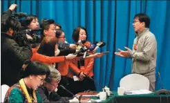  ?? JIANG DONG / CHINA DAILY ?? Action movie star Jackie Chan speaks to journalist­s on the sidelines of a meeting during the first session of the top political advisory body in Beijing on Tuesday.
