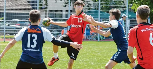  ?? Fotos: Ernst Mayer ?? Der Sieg im Gruppenspi­el half den B Junioren des VfL Günzburg (rote Trikots) nicht. Im Finale um den Fielmann Cup gewann der Lokalrival­e aus Niederraun­au (blaue Trikots) mit 8:5. Es gab noch zwei weitere Derbys, in denen die Raunauer jeweils die...